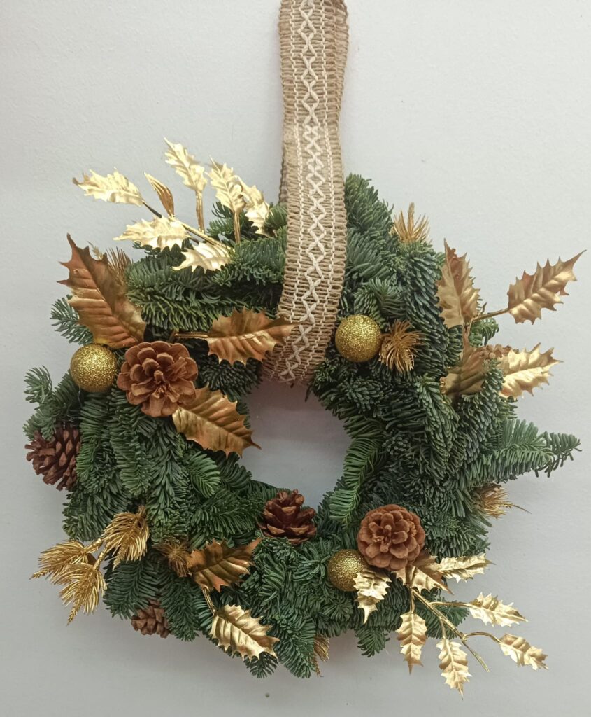 Taller Coronas navideñas realizada por las floristas de Jungla Floral