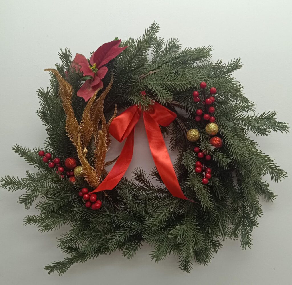 Una de las Coronas navideñas hecha por Jungla Floral para el taller